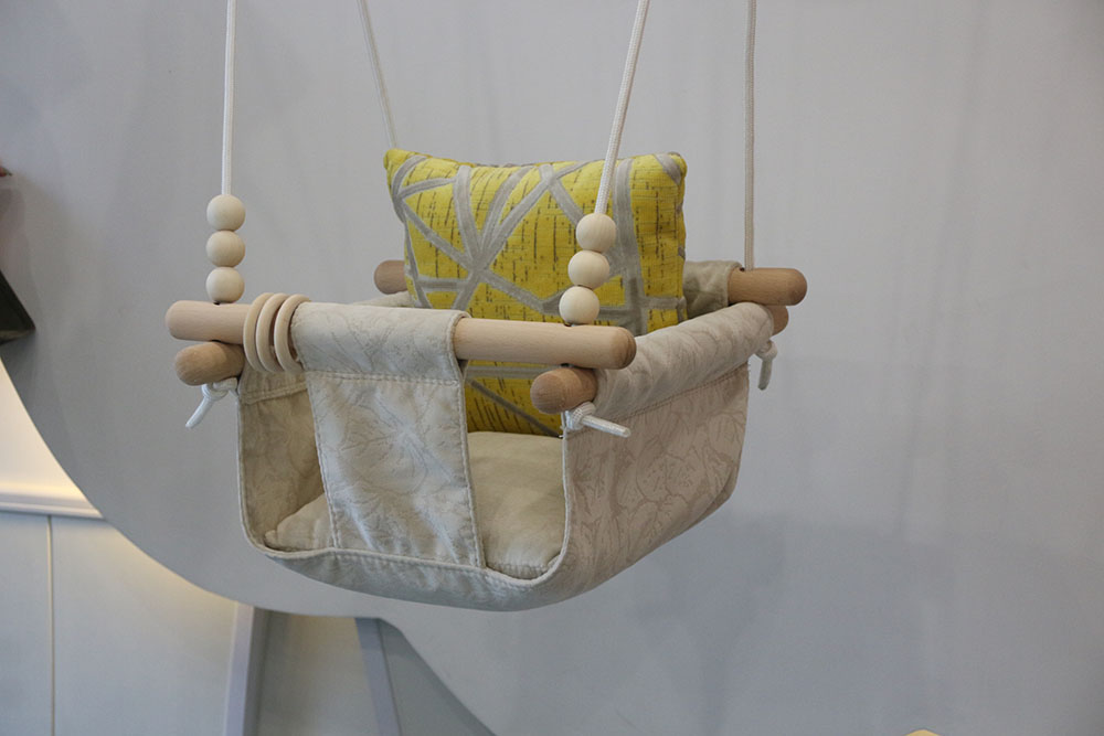 Cadeira suspensa de balanço de madeira para bebê com cinto de segurança de 5 pontos a (6)