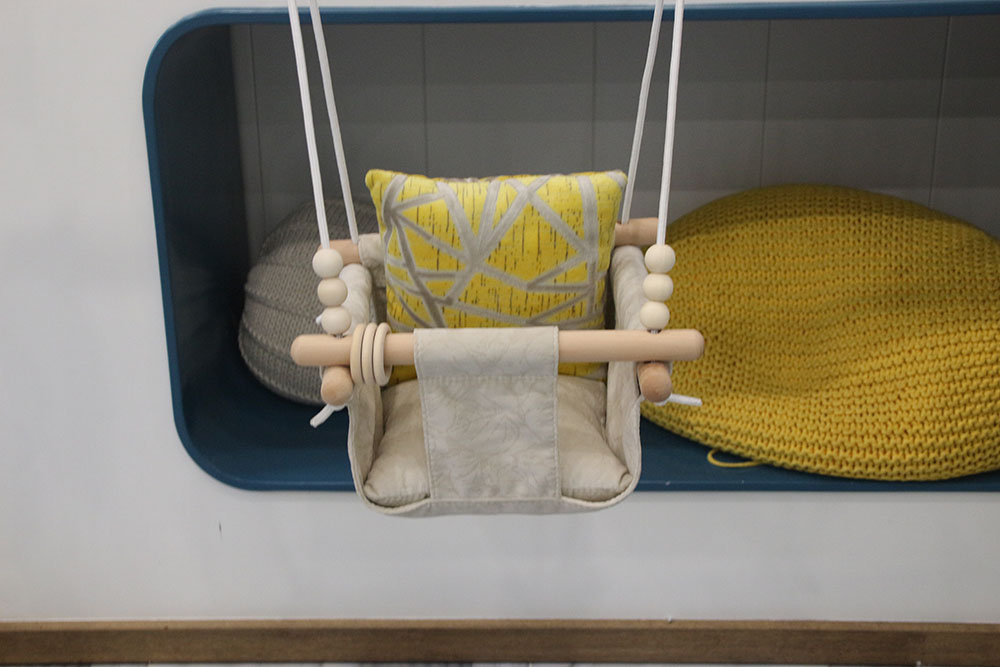 Cadeira suspensa de balanço de madeira para bebê com cinto de segurança de 5 pontos a (7)
